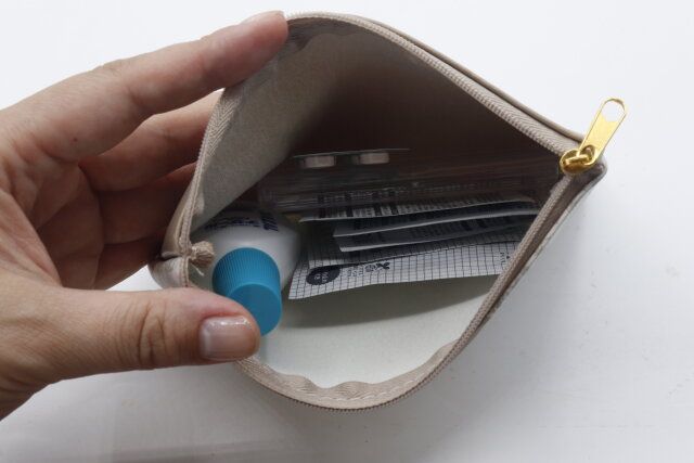 セリアの合皮フラットポーチ トワルドジュイ風デザインのサイズ感