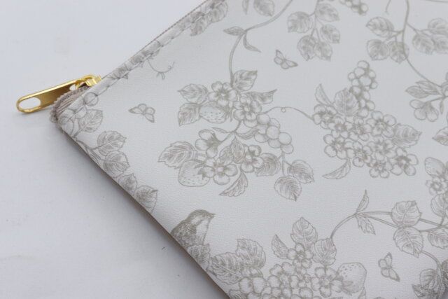 セリアの合皮フラットポーチ トワルドジュイ風デザイン