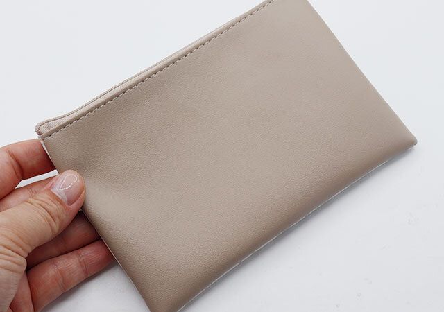 セリアの合皮フラットポーチ トワルドジュイ風デザインはバイカラー