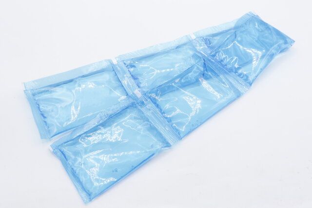 ダイソーの消臭剤入切って使える保冷剤は6連タイプ