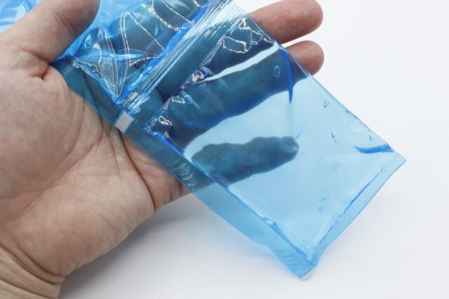 ダイソーの消臭剤入切って使える保冷剤は冷凍庫で約6時間で凍結する