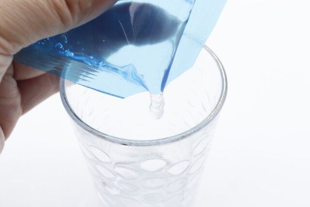 ダイソーの消臭剤入切って使える保冷剤は中身を再利用できる