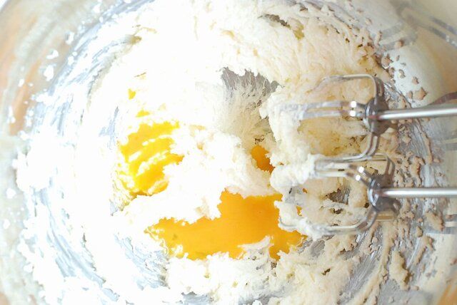 ブラックスモアチョコサンドケーキ レシピ 溶き卵を少しずつ加えてよく混ぜる