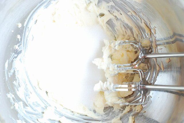 ブラックスモアチョコサンドケーキ レシピ バター・砂糖・塩をよく混ぜる