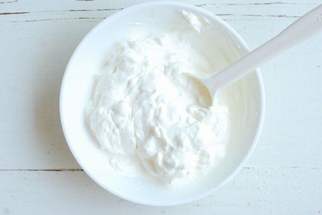 ブラックスモアチョコサンドケーキ レシピ ヨーグルトを水切りする