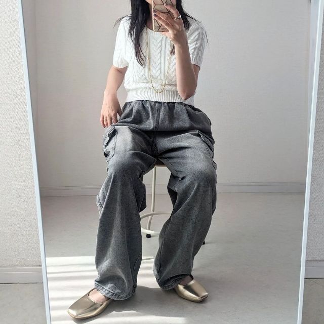 ゴールドのGUのワンストラップシューズを履いている