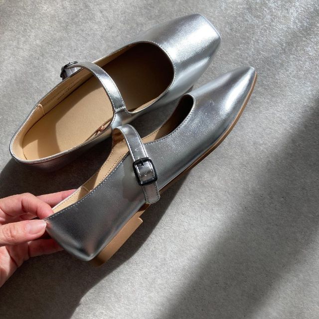 シルバーのGUのワンストラップシューズの側面