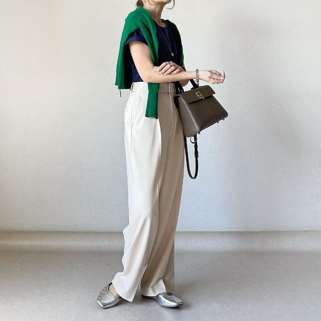 シルバーのGUのワンストラップシューズを履いている