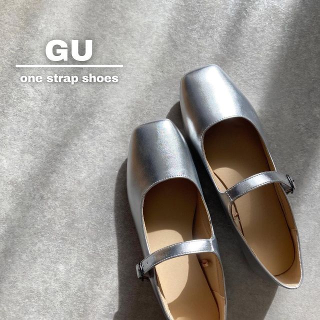 シルバーのGUのワンストラップシューズ