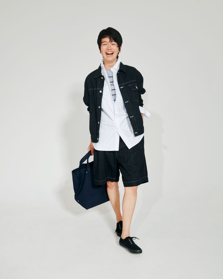 デニムセットアップ×白シャツでクリーンなカジュアルスタイルが完成！