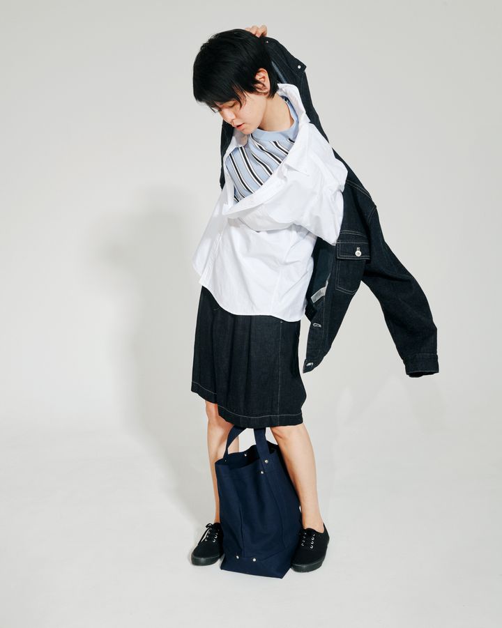 デニムセットアップ×白シャツでクリーンなカジュアルスタイルが完成！