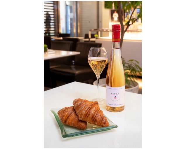 クロワッサンと「サダハルアオキ SAYA2023」