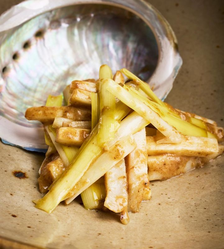 麻布十番『真皿』の「鮑と黄韮の肝ソース炒め」