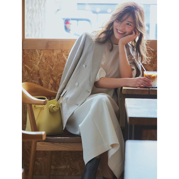 白ベースのワンピにベージュのジャケットのコーデ