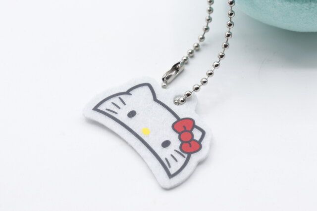 ダイソーのマスコットキーホルダー H／G 50周年にはキティちゃんの帽子デザインのチャーム付き