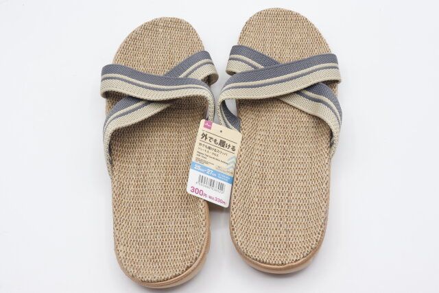 ダイソーの外でも履けるスリッパ ジュート入・クロスの商品タグ