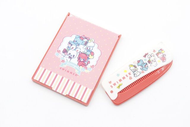 セリアのSWIMMER ミニミラーとSWIMMER 折りたたみコーム