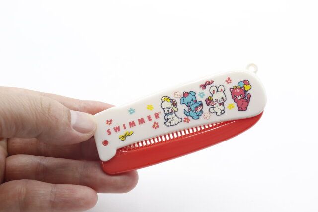 セリアのSWIMMER 折りたたみコームのデザイン