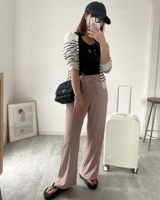 リブプルオンパンツを着用したコーデ