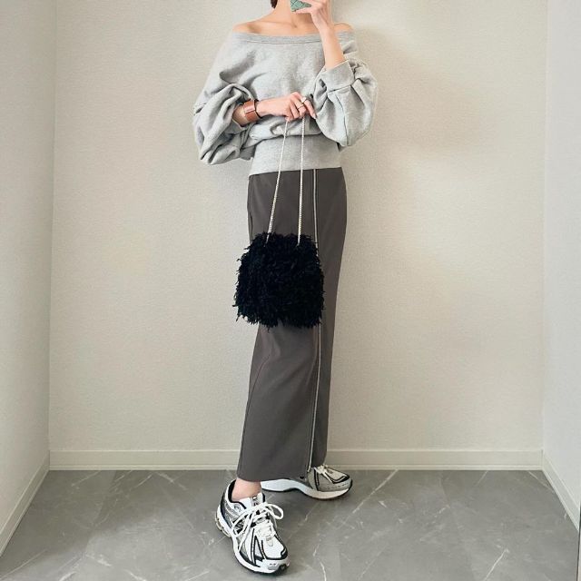 フロントジップナローロングスカートを着用したコーデ