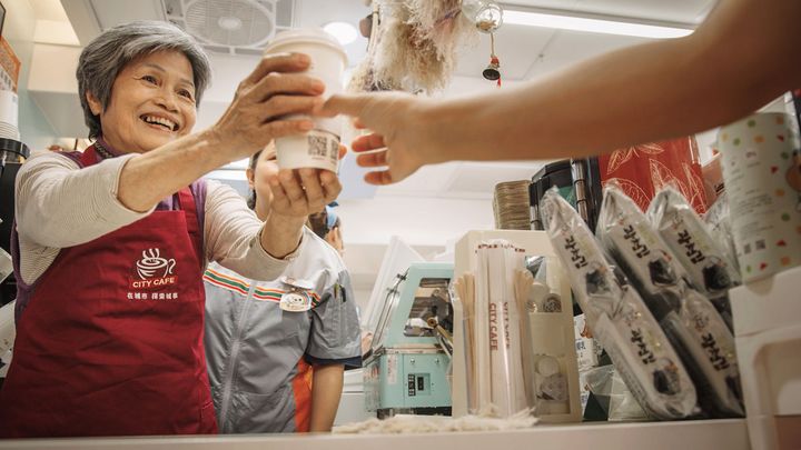 世界からお届け！SDGs通信台北編。業界初！〈7-ELEVEN〉が実施する、認知症の高齢者と社会を繋ぐプロジェクト。