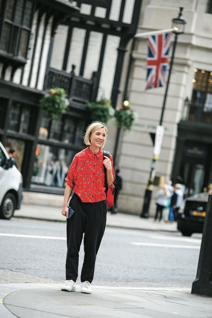 シンプルなシャツコーデもヴィヴィッドなものをセレクトで印象が変わる