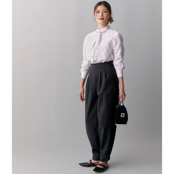 黒パンツと白シャツのお仕事コーデ