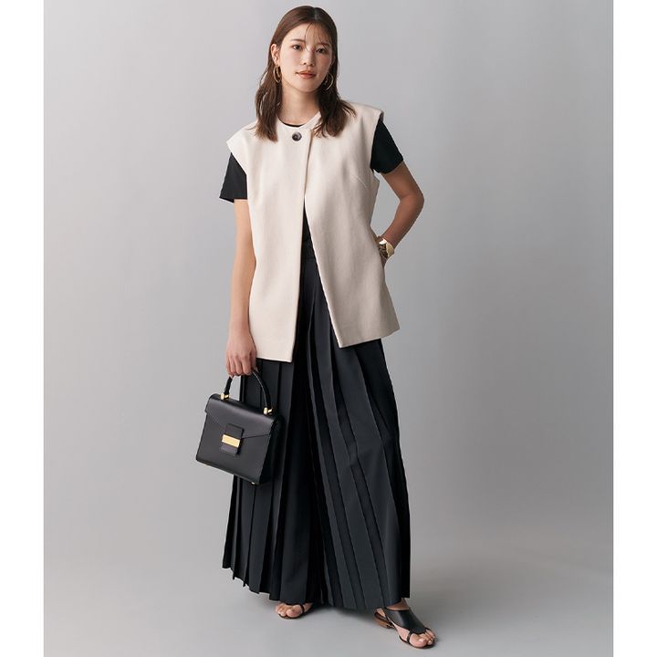 プリーツパンツとジレのキレイめコーデ