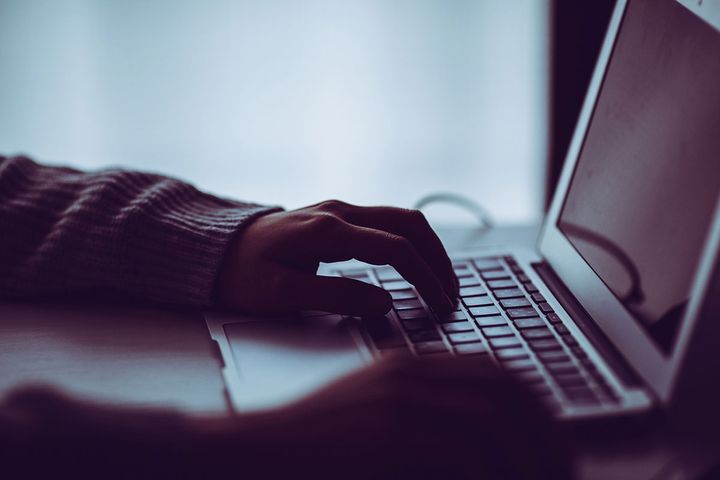 パソコンを使う女性のイメージ