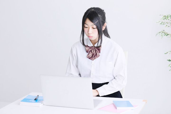 パソコンを使う女性のイメージ