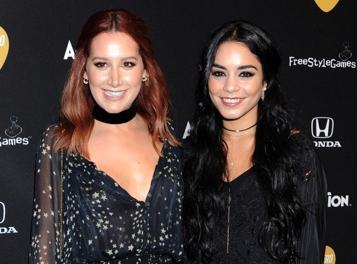 画像: 同時期に妊娠したアシュレイ・ティスデイルとヴァネッサ・ハジェンズ