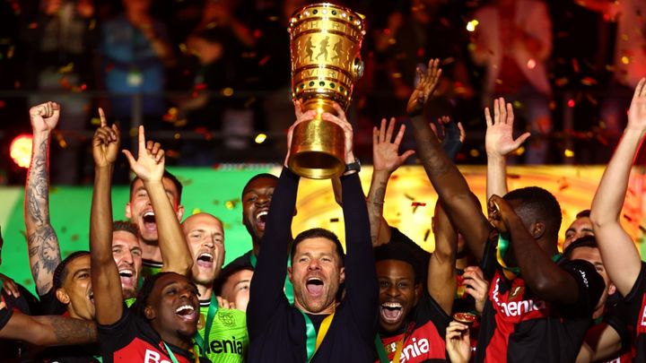 レヴァークーゼン、国内カップ優勝で二冠達成！「シャビ・アロンソ監督がセクシー化した」と現地賞賛