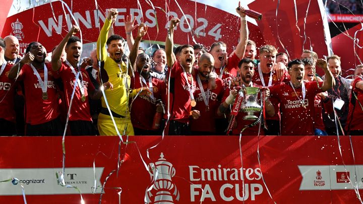 ユナイテッド、FAカップ優勝！シティMFベルナルド・シウヴァは審判にイラつき、グアルディオラ監督がなだめる