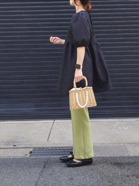 チュニック丈の黒ブラウスコーデ