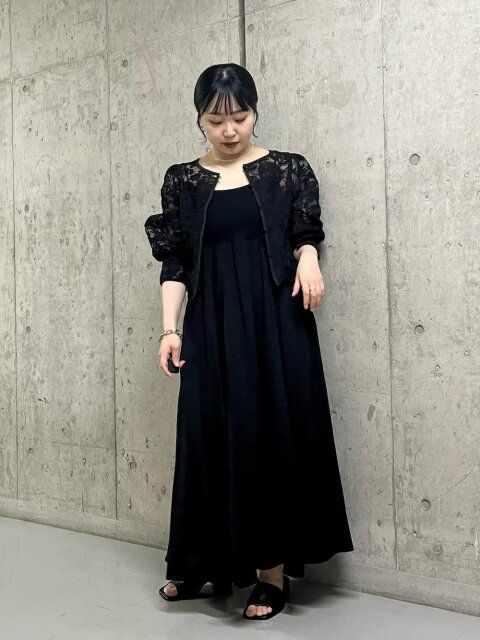 シアーデザインの黒ブラウスコーデ