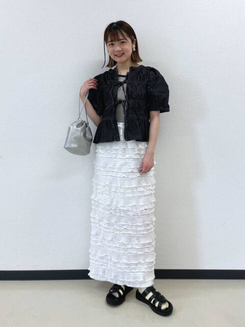 デニム素材の黒ブラウスコーデ