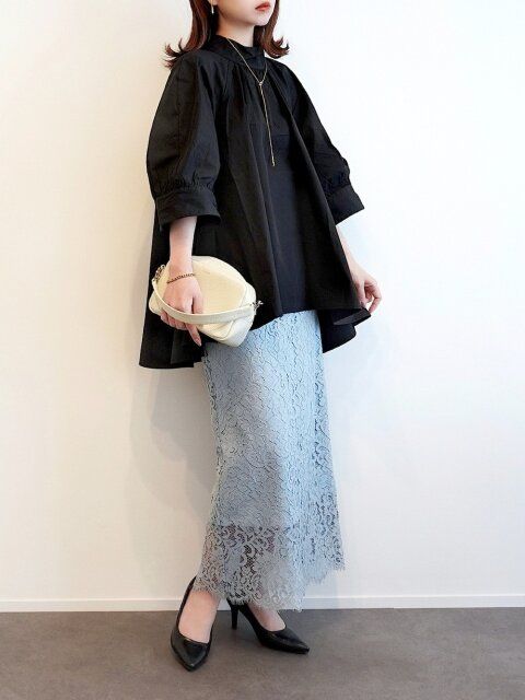 チュニック丈の黒ブラウスコーデ