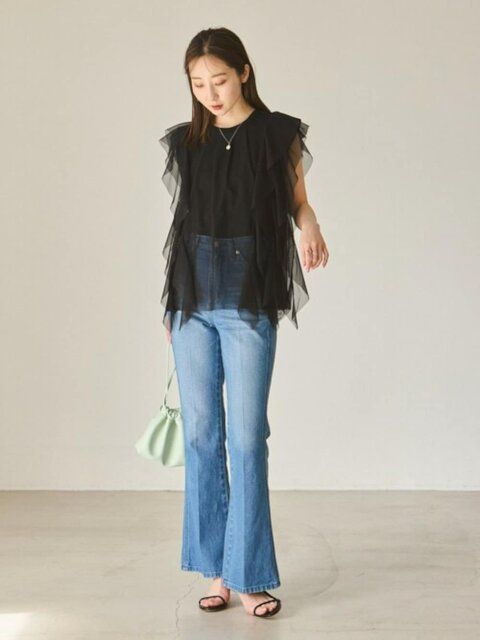 チュールデザインの黒ブラウスコーデ