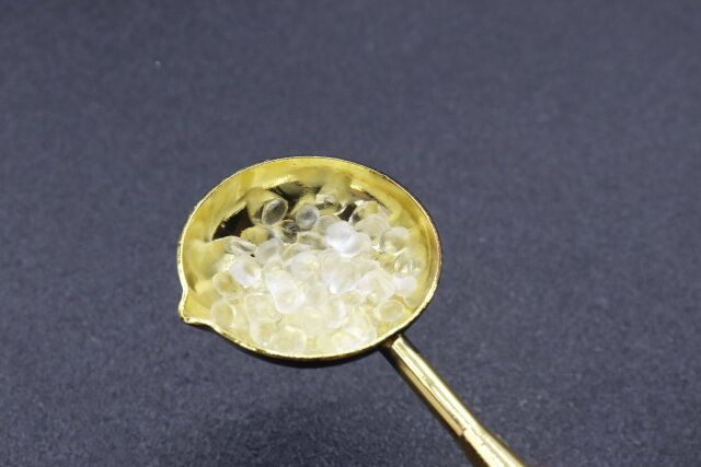 セリアのシーリングワックス クリア10gを溶かす