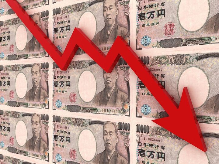 並べた一万円札と下向きの矢印