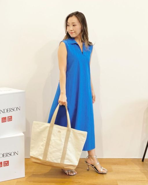 ブルーのシアサッカーワンピースを着用したコーデ