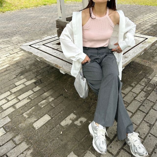 ピンクのホルターネックブラタンクトップを着用したコーデ