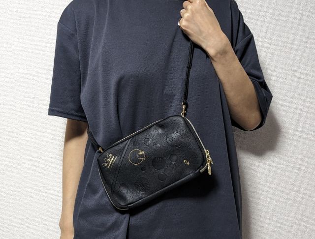 スマホショルダー横に持つ