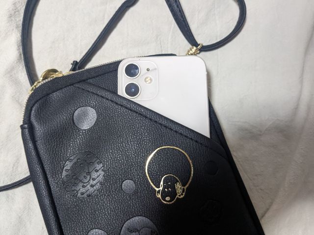 スヌーピースマホショルダー前面ポケット