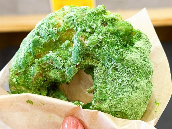 手に持った台湾ドーナツ「抹茶」