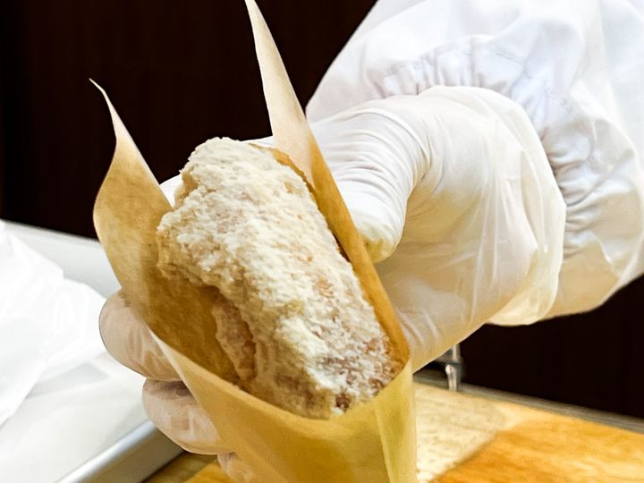 手渡される「台湾ドーナツ oh！」のドーナツ