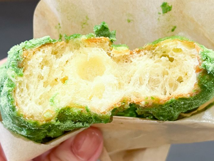 手に持った台湾ドーナツ「抹茶」の中身