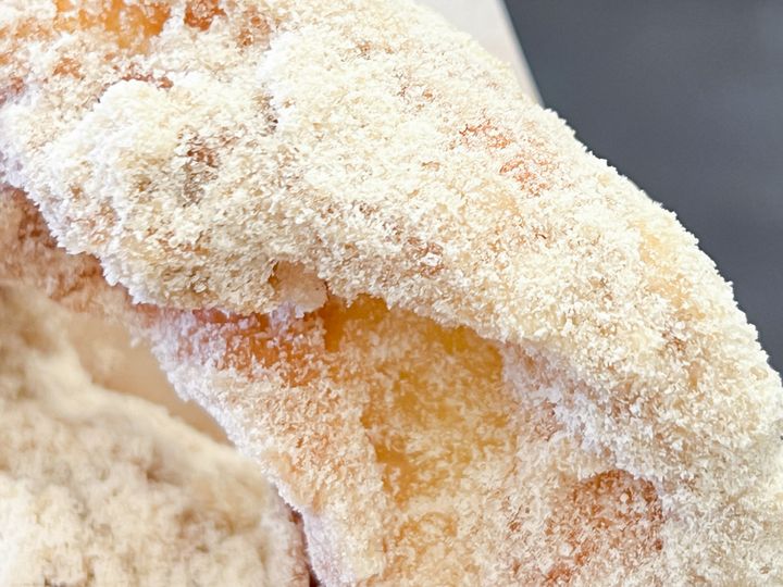 台湾ドーナツにまぶされた白いパウダー