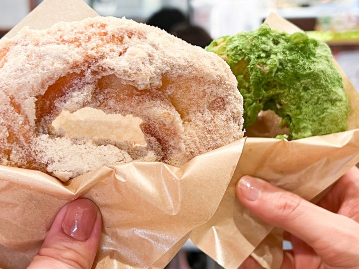 手に持った「台湾ドーナツ oh！」のドーナツ2種類