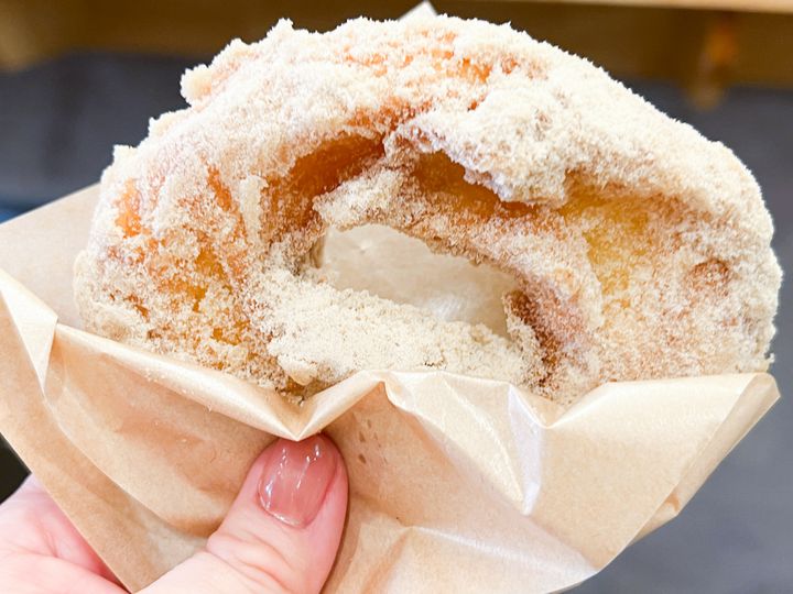 手に持った台湾ドーナツ「プレーン」